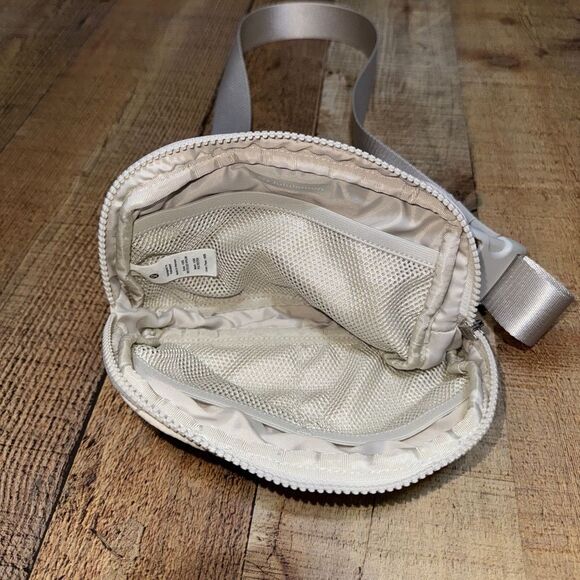 Lululemon Everywhere Belt Bag 1L
White Opal - Picture 11 of 16